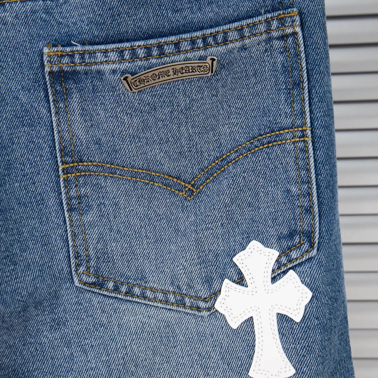 P210 Chrome Hearts jeans, blue and white leather. As we all know, chromehearts jeans use vintage Levis jeans as the base for creation. They usually add their own unique silver buckles and silver ornaments, plus leather embellishments. This is what doubles the value of these vintage jeans. Because the base is vintage jeans, the jeans themselves have become very soft and comfortable after years of baptism. This can be distinguished from ordinary jeans. Regarding the size, you should also refer to the pants data. Style number: 1780# Size: 28 30 32 34 36